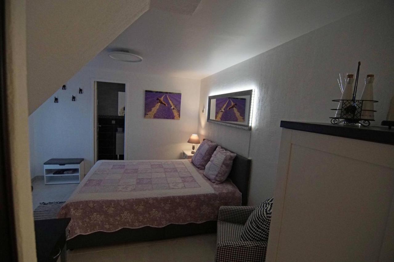 Chez Amali - Stielvolle Ferienwohnung In Der Provence Mit Terrasse Brignoles Eksteriør billede